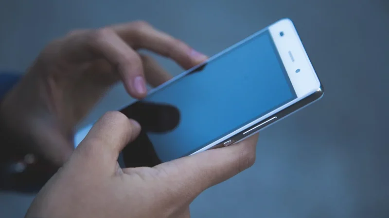 Łączność bez barier – nowoczesne telefony dla seniorów i osób niewidomych