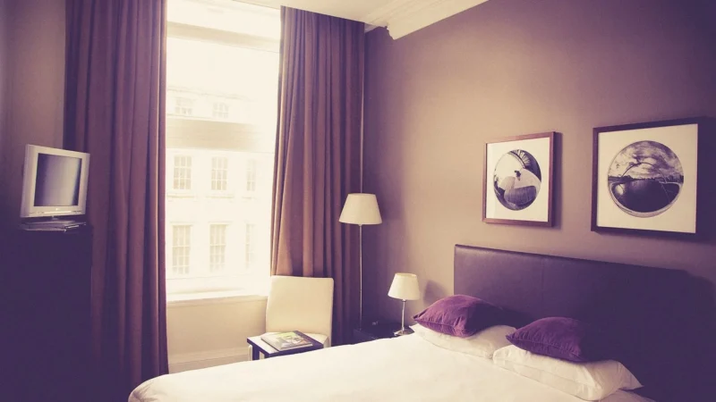 Telewizja hotelowa po LAN — aplikacje Smart TV, modernizacja i montaż