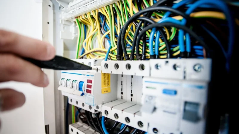 DCS w projektach elektrycznych: prefabrykacja szaf, symbole i CAD